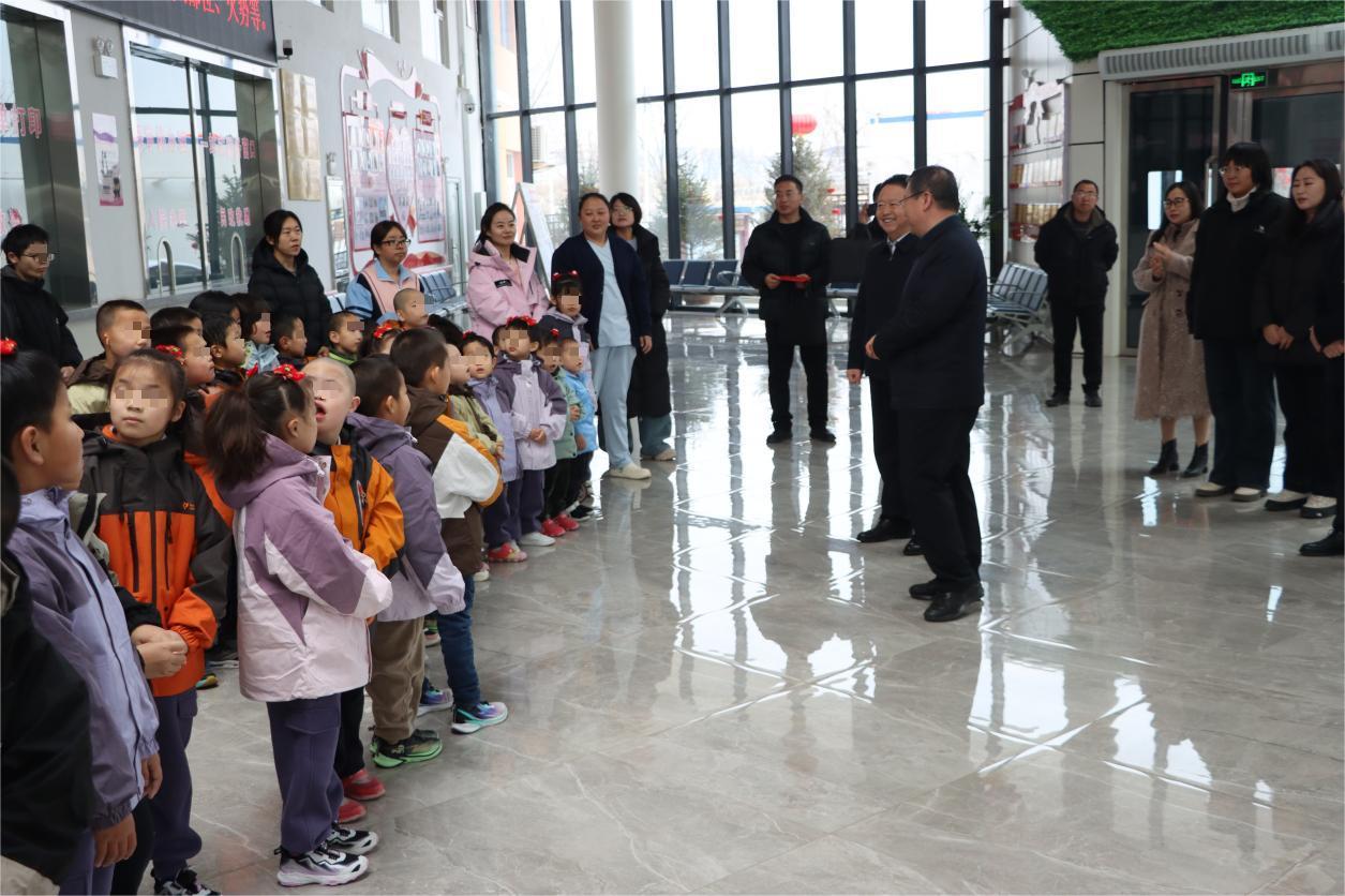 新春送暖 情系童心 ---市政府副市长沈效功春节前夕走访慰问市儿童福利院儿童