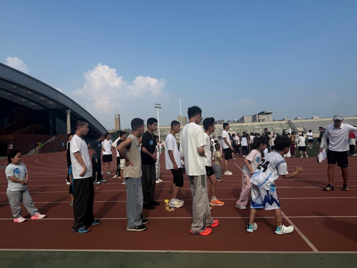 酷暑护航逐梦想 温情陪伴助花开